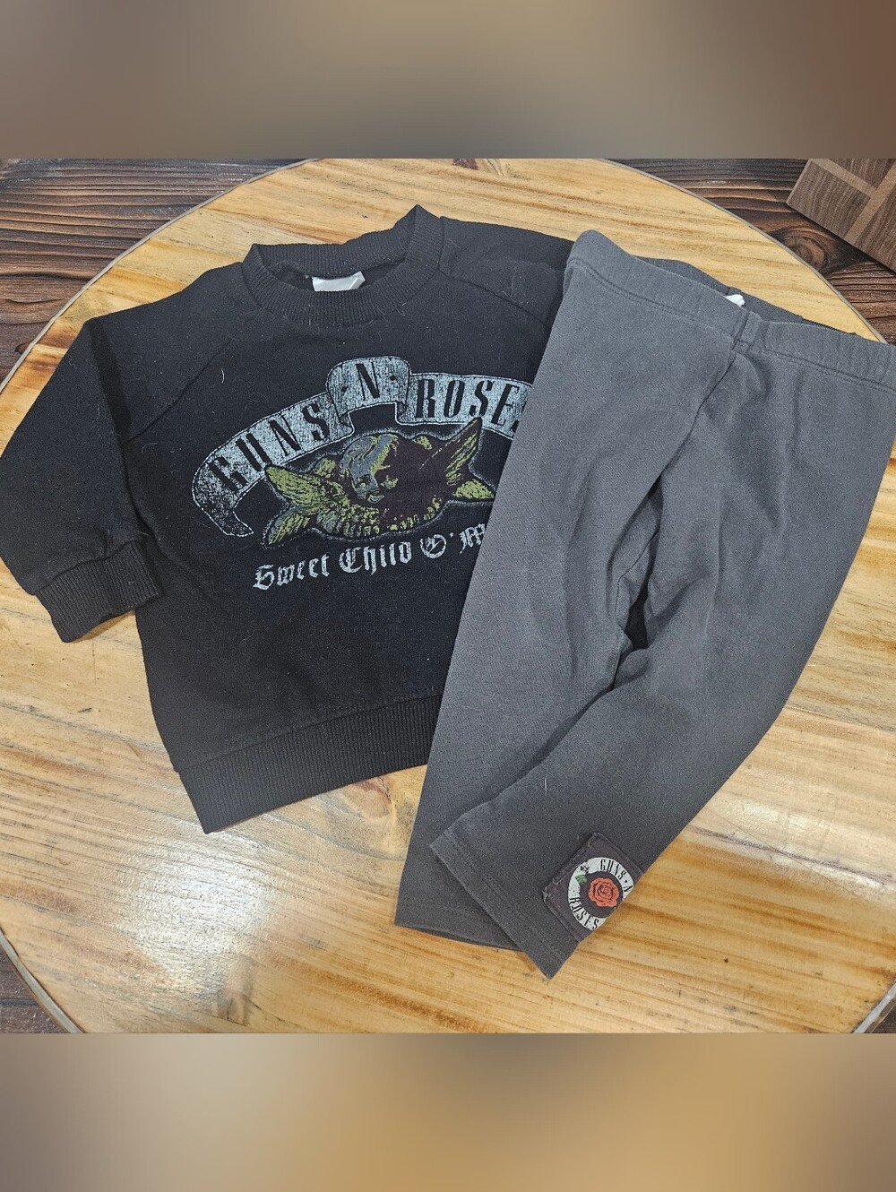 Rock Band Guns & Roses Black Graphic Print Sweatshirt with Gray Leggings